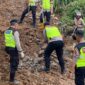 Sinergi Polres Temanggung dan Masyarakat Bersihkan Material Longsor Di Bulu, Contoh Nyata Dari Semangat Kebersamaan