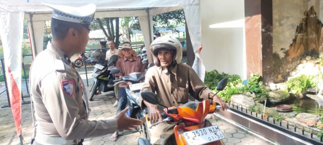 
Satlantas Polres Lumajang Tunjukkan Semangat Presisi Lewat Program Unggulan “Polantas Menyapa” di Area Drive Thru Samsat