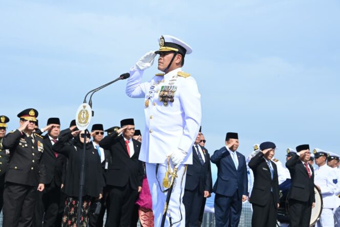 
Kasal Pimpin Peringatan Hari Pahlawan Dari Atas KRI Brawijaya-320, di Perairan Teluk Jakarta