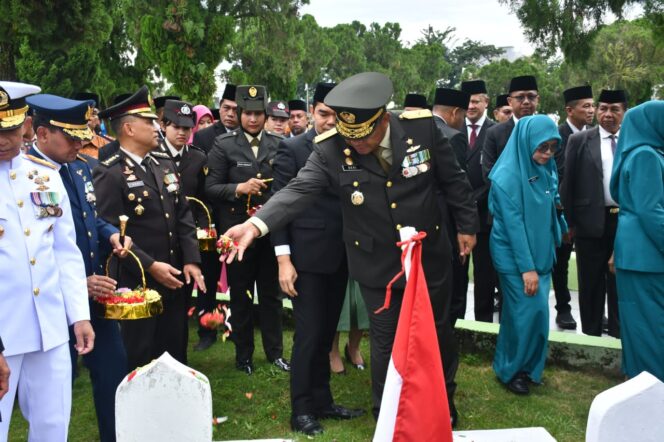 
Kasdam I/BB Hadiri Upacara Ziarah Nasional Hari Pahlawan di TMP Sisingamangaraja Medan