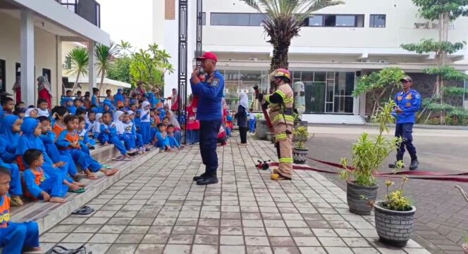 
Lewat Edukasi Interaktif, Damkar Satpol PP Probolinggo Ajak Siswa Kenali Bahaya Api Sejak Usia Dini