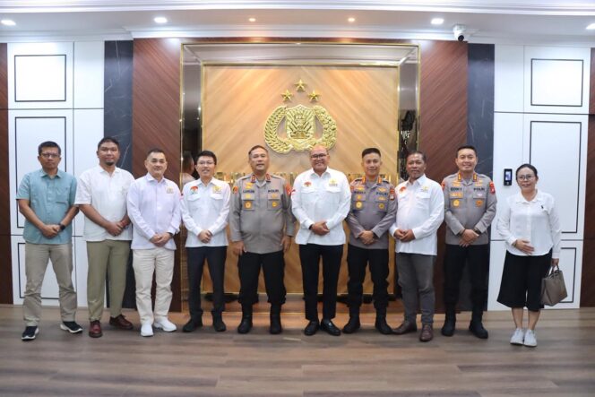 
					KAPOLDA KEPRI TERIMA SILATURAHMI KADIN KOTA BATAM: PERKUAT SINERGI CIPTAKAN IKLIM USAHA KONDUSIF*