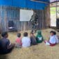 Satgas Yonif 700/WYC Hadirkan Semangat Belajar di SD Mayuberi: Kopda Yusuf Jadi Guru Sehari untuk Anak Papua