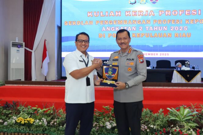 
POLDA KEPRI TERIMA PESERTA DIDIK SEKOLAH PENGEMBANGAN PROFESI KEPOLISIAN (SPPK) ANGKATAN KE-2: WUJUDKAN KEPEMIMPINAN DIGITAL POLRI YANG ADAPTIF DAN BERKEADILAN*