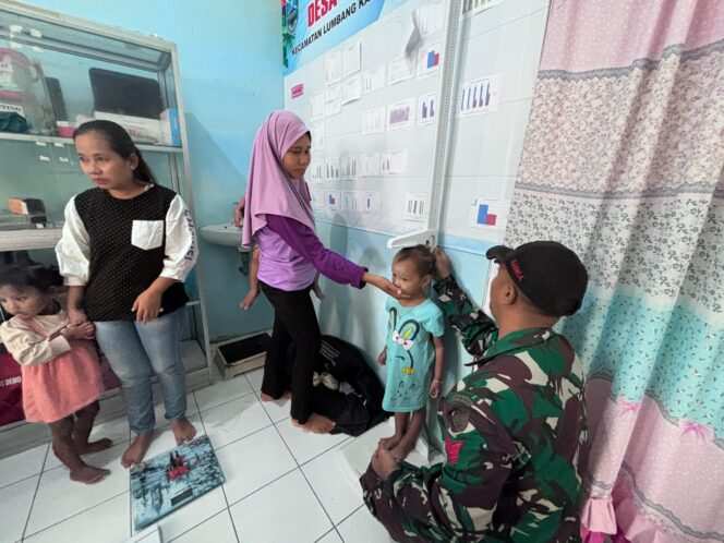 
					Babinsa Koramil 0820-09/Lumbang Dampingi Kegiatan Posyandu ILP di Desa Negororejo