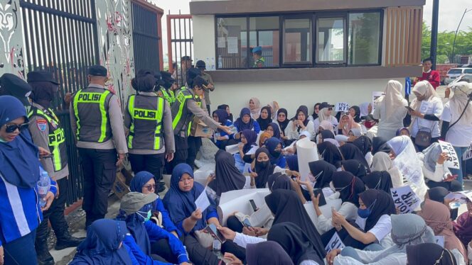 
Aksi Humanis: Polwan Bojonegoro Berbagi Air Mineral kepada Massa Unjuk Rasa*