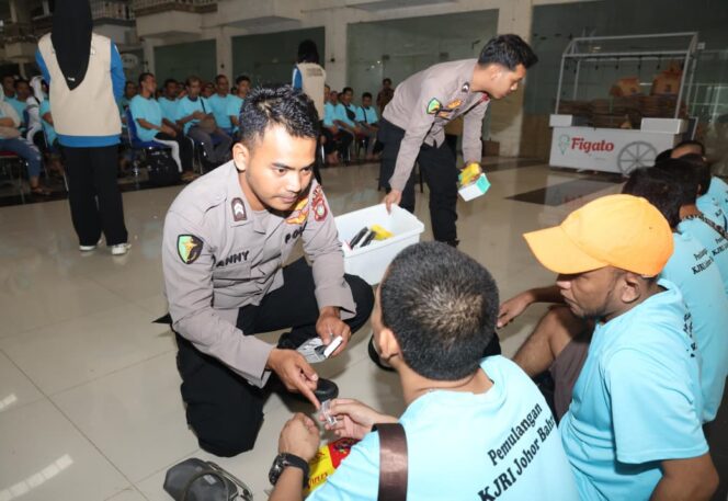 
302 PMI DIPULANGKAN DARI MALAYSIA, SATGAS TPPO KEPRI BERI TRAUMA HEALING DAN PEMERIKSAAN KESEHATAN*