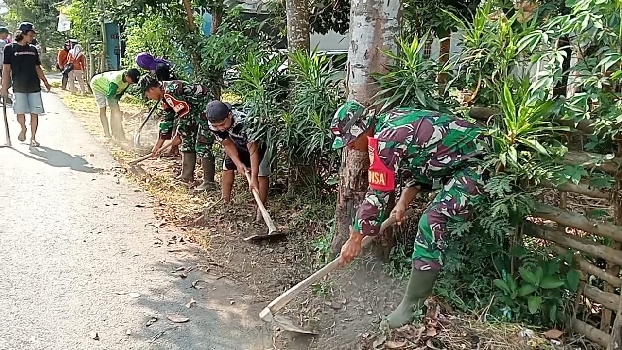 Kerja Bakti Babinsa Tanjungsari dan Warga Wujudkan Lingkungan Bersih Di Josenan