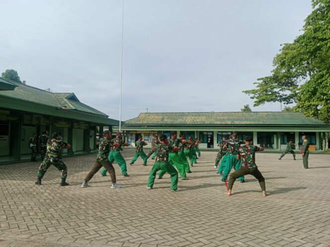 
Asah Bela Diri Prajurit, Kodim 1002/HST Intensifkan Latihan Pencak Silat Militer