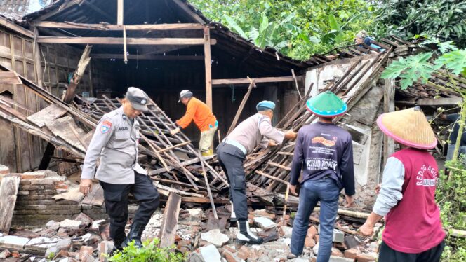 
Sinergi TNI-Polri, BPBD, dan Warga Gotong Royong Evakuasi Rumah Roboh Akibat Hujan Angin di Kartoharjo