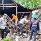 Sinergi TNI-Polri, BPBD, dan Warga Gotong Royong Evakuasi Rumah Roboh Akibat Hujan Angin di Kartoharjo