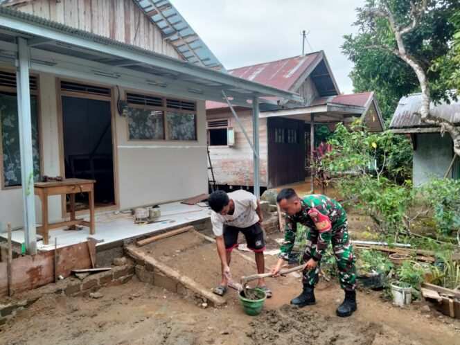 
Wujud Kepedulian, Babinsa Koramil 1002-02 Gotong Royong Benahi Rumah Warga Dusun Kabang
