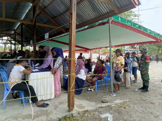 
Agar Berjalan Dengan Lancar dan Tepat Sasaran, Babinsa Koramil 1710-03/Kuala Kencana Dampingi Penyaluran Bantuan Kepada Masyarakat