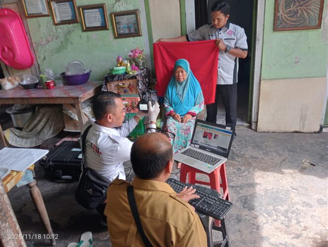 
					AWPR–Dispendukcapil Probolinggo Turun Tangan, Lansia di Tongas Akhirnya Bisa Rekam e-KTP untuk Akses BPJS