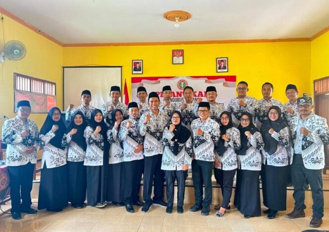 
Pengurus PGRI Gending 2025–2030 Dilantik: Siap Tingkatkan Profesionalisme Guru