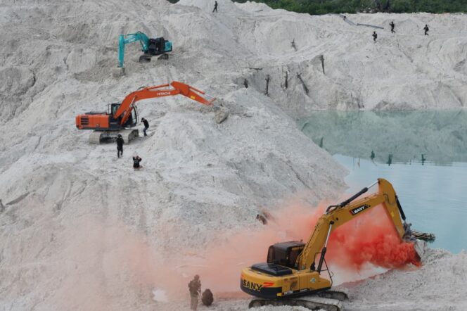 
					Satgas PKH Bongkar Tambang Timah Ilegal, Panglima TNI Turun ke Lokasi