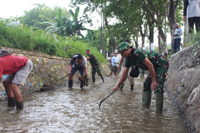 
					Sambut HUT ke-62, Korem 083/BDJ dan Kodim 0820 Probolinggo Gelar Aksi Bersih Sungai