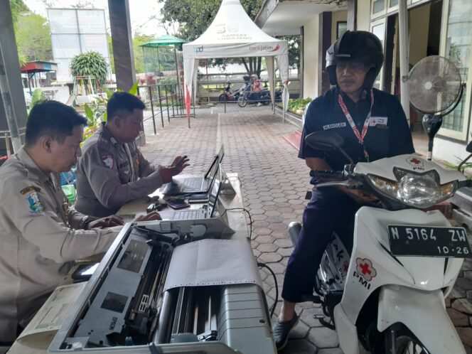 
					Antusias Masyarakat Melejit: Layanan Drive Thru Samsat Lumajang Makin Padat