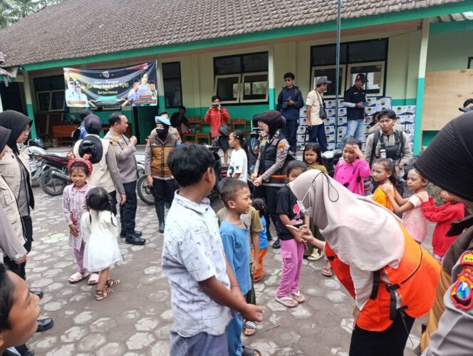 
					Polres Lumajang Lakukan Trauma Healing, Anak – anak Pengungsi Semeru Kembali Ceria*
