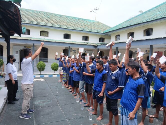 
					Cegah Penularan, Rutan Kraksaan dan Dinkes Beri Terapi TBC 3HP kepada 57 WBP