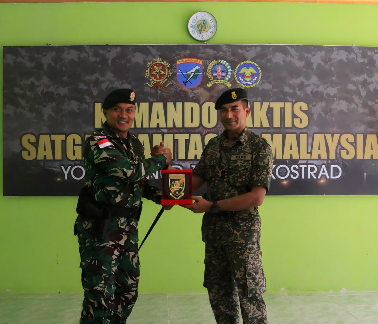 Commander Officer 11 RAMD Tentara Diraja Malaysia Laksanakan Kunjungan ke Makotis Gabma Entikong Satgas Pamtas RI–Malaysia Yonarhanud 1/PBC/1 Kostrad