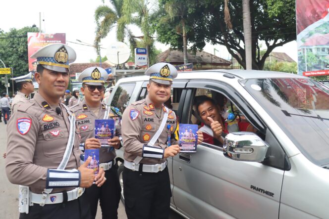 
					Polres Magetan Gelar Kampanye Humanis Ops Zebra Semeru 2025, Bagikan Pamflet, Bunga hingga Coklat ke Pengendara