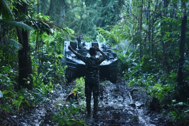 
					TNI Bantu Penyelamatan Badak di Taman Nasional Ujung Kulon