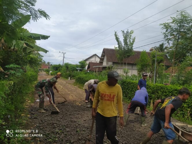 
					Tingkatkan Kualitas Infrastruktur Desa Serda Heru Bersama Warga Gotong Royong Pengurukan Jalan