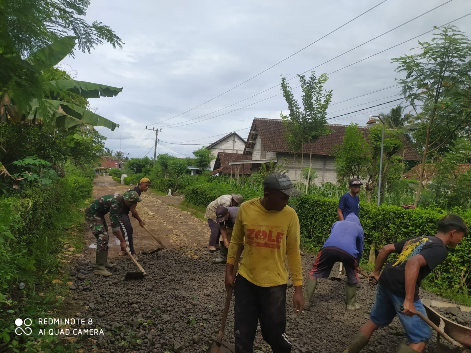 Tingkatkan Kualitas Infrastruktur Desa Serda Heru Bersama Warga Gotong Royong Pengurukan Jalan