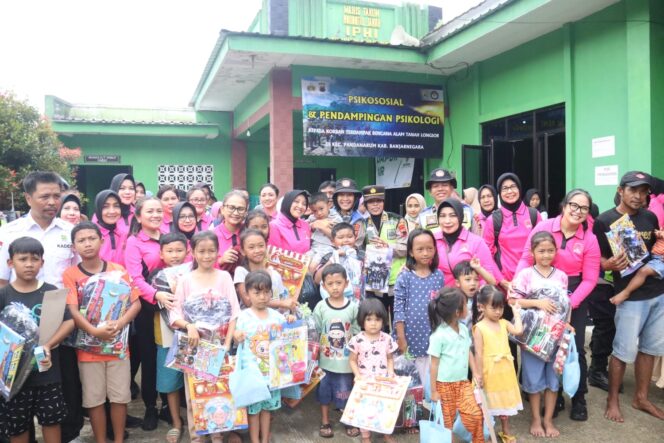 
					Peduli Korban Longsor Banjarnegara, Ketua Umum Bhayangkari Kunjungi Para Pengungsi
