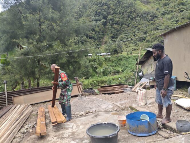 
					Bantu Ringankan Beban, Babinsa Koramil Tembagapura Bantu Perbaiki Rumah Warga