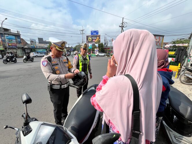 
					Operasi Zebra Semeru Polresta Malang Kota Bagikan 100 Helm Gratis