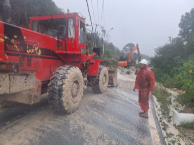 
					Prajurit TNI Berhasil Evakuasi Warga Banjir Batangtoru, Tapanuli Selatan