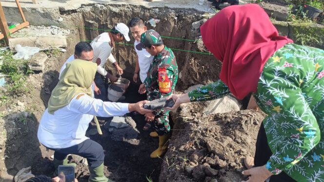 
					Dukung Percepatan Pembangunan, Anggota Koramil 0808/15 Gandusari Bersama Forkopimca Laksanakan Peletakan Batu Pertama Pembangunan KDKMP
