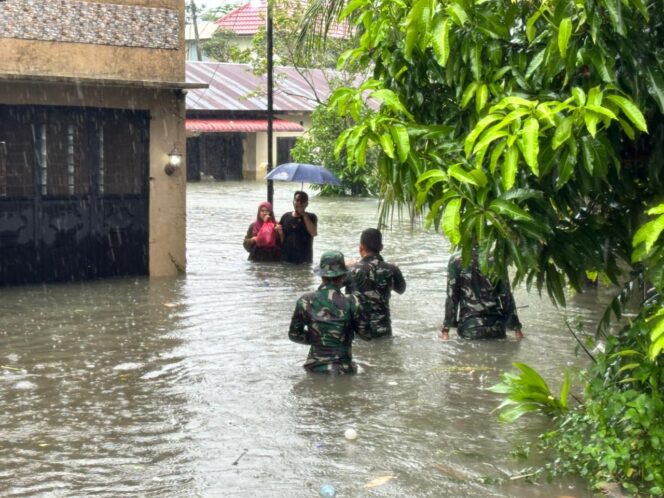 
Prajurit Yonkav 6/NK Bantu Warga Terjebak Banjir di Asam Kumbang