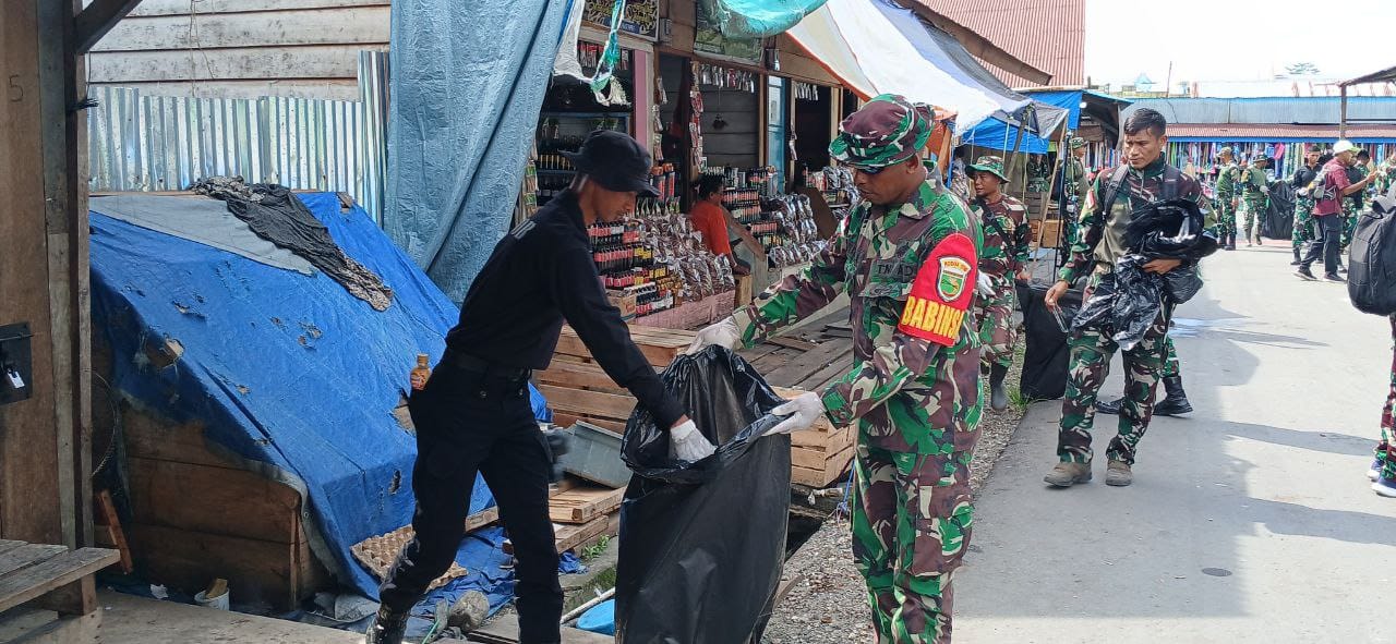 Sambut Bulan Kasih Natal, Kodim 1710/Mimika Gelar Karya Bakti Bersihkan Lingkungan Pasar