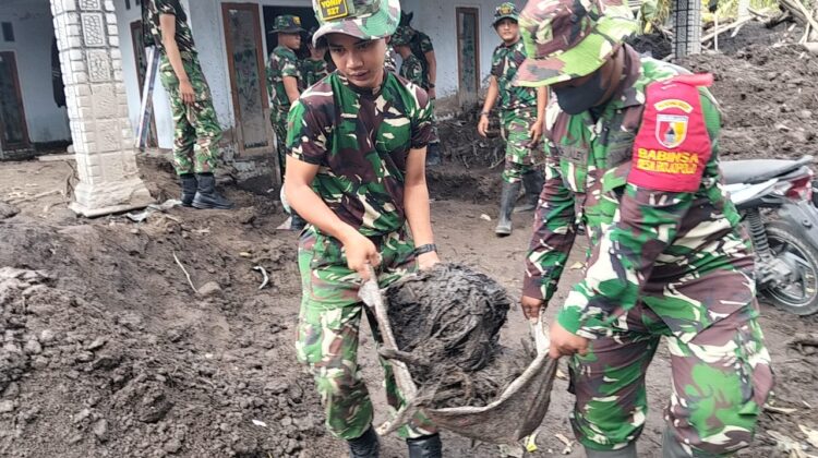 TNI Gercep Pulihkan Pronojiwo: Kodim 0821 Maksimalkan Pembersihan Rumah Terdampak Erupsi Semeru
