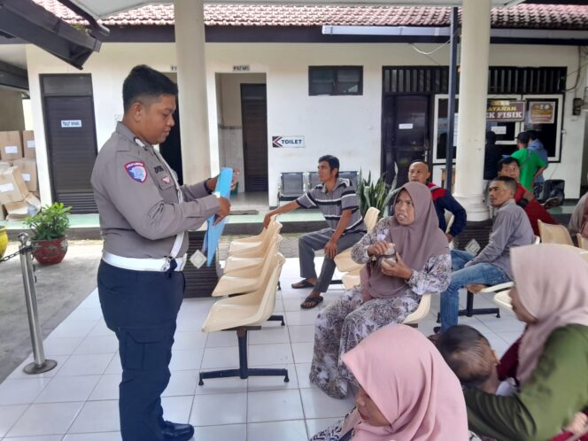 
					Operasi Zebra Semeru 2025: Wajib Pajak di Samsat Lumajang Dapat Edukasi Keselamatan Berkendara