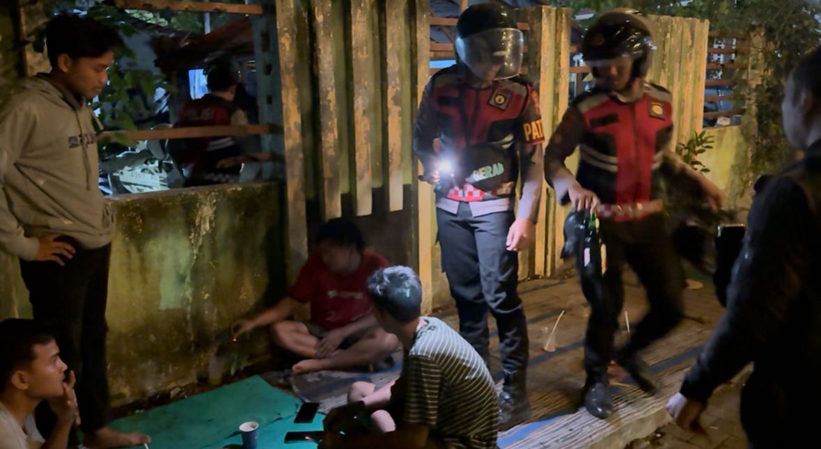 Pesta Miras Picu Ricuh, Polres Probolinggo Kota Tindak 13 Pemuda dan Sita Beragam Botol Miras