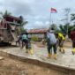 Satgas TMMD ke-126 dan Warga Kampung Babak Lanjutkan Pengecoran Jalan di Tambrauw