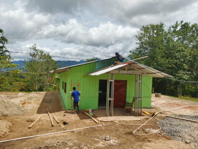 
					Satgas TMMD 126 Kodim Tambrauw Lakukan Tahap Finishing Pengecatan Gereja Advent di Kampung Babak