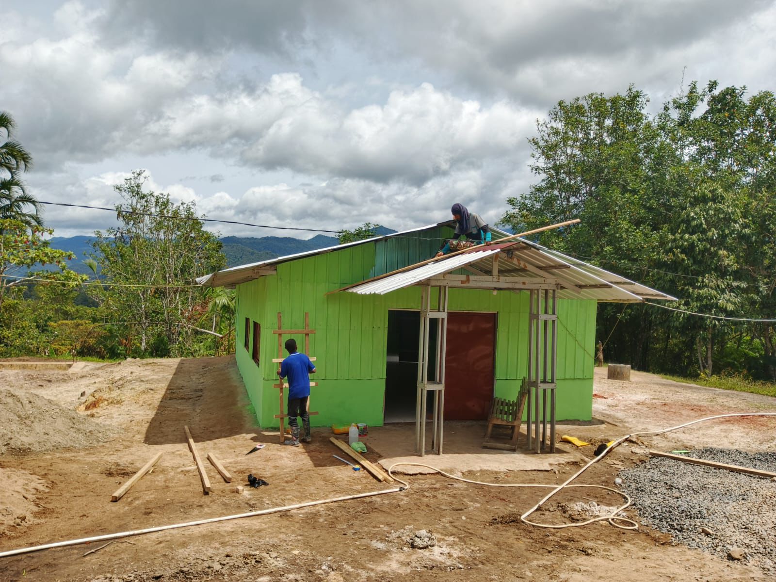 Satgas TMMD 126 Kodim Tambrauw Lakukan Tahap Finishing Pengecatan Gereja Advent di Kampung Babak