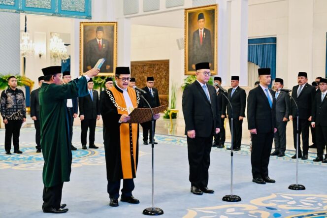 
Panglima TNI Hadiri Pengucapan Sumpah Wakil Ketua MA dan Pelantikan Kepala serta Wakil Kepala BRIN di Istana Negara