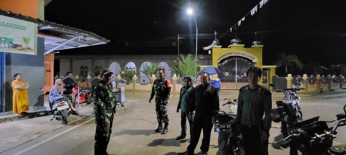 Tingkatkan Kamtibmas, Babinsa Bersama Warga Lakukan Patroli Malam