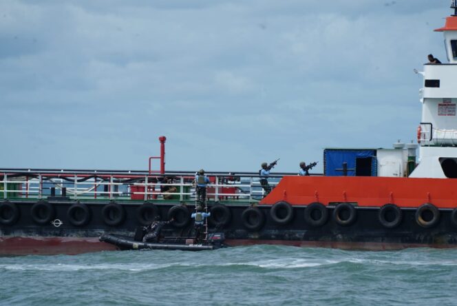 
					Kolaborasi Unsur Laut dan Udara, Tangkap Dua Kapal Pembawa Pasir Timah Ilegal