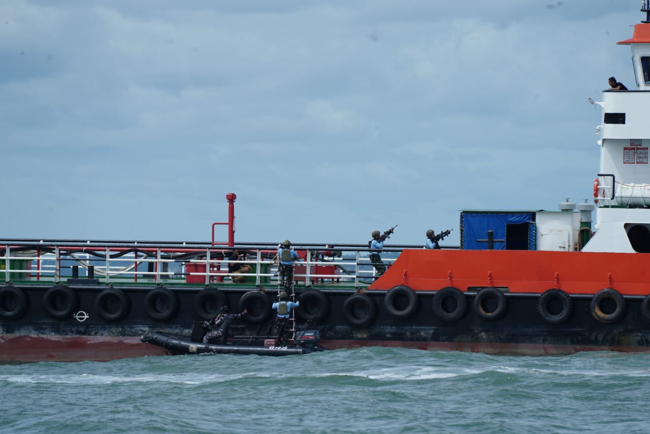 Kolaborasi Unsur Laut dan Udara, Tangkap Dua Kapal Pembawa Pasir Timah Ilegal