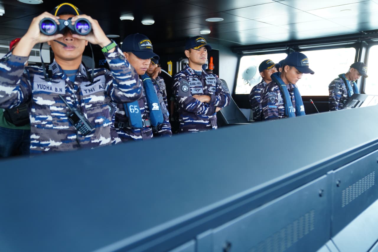 KRI Bung Hatta dan KRI Panah Amankan Kapal Asing pada Latihan Operasi Laut di Morowali