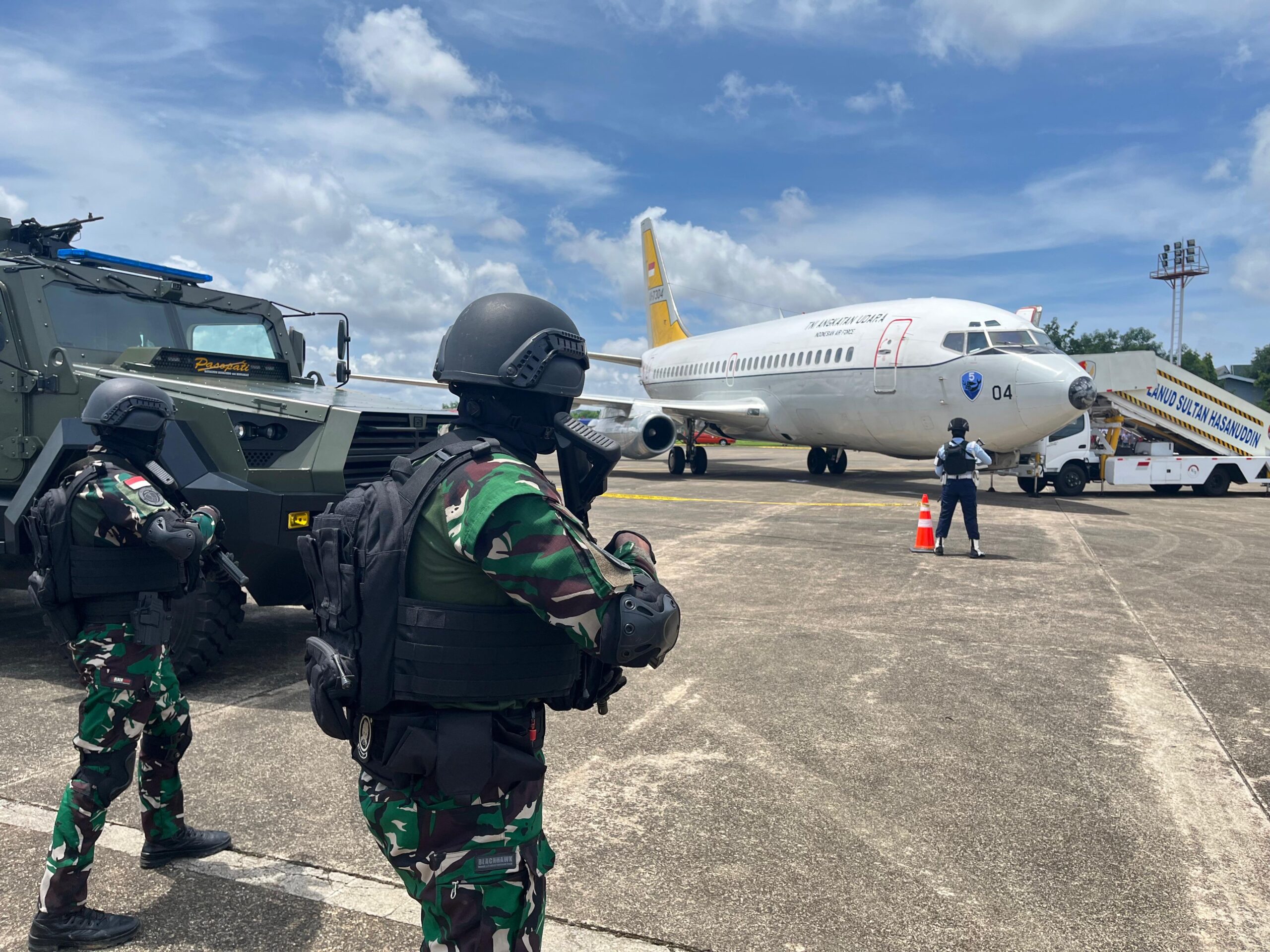 Sukhoi Su 27/30 Skadron Udara 11 Paksa Mendarat Pesawat Asing di Lanud Sultan Hasanuddin