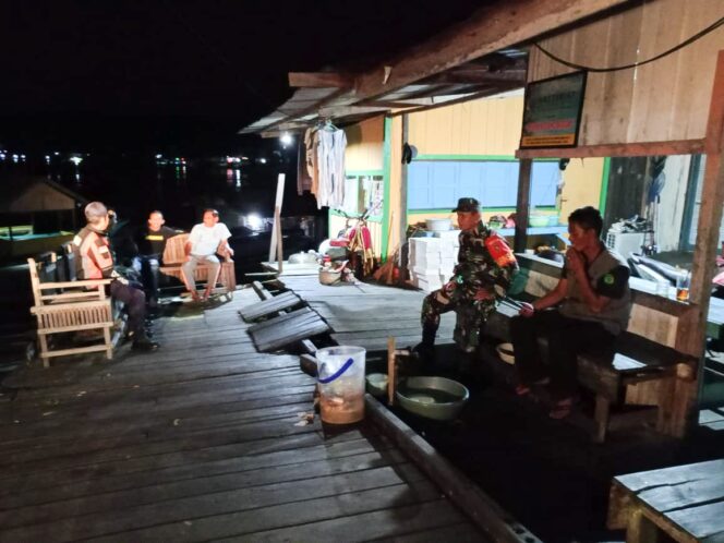 
					Babinsa Bersama Warga Kompak Jaga Kamtibmas Pastikan Wilayah Tetap Aman