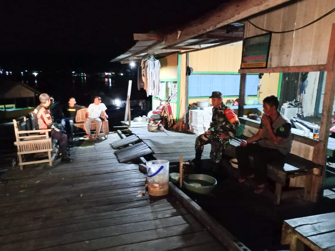 Babinsa Bersama Warga Kompak Jaga Kamtibmas Pastikan Wilayah Tetap Aman